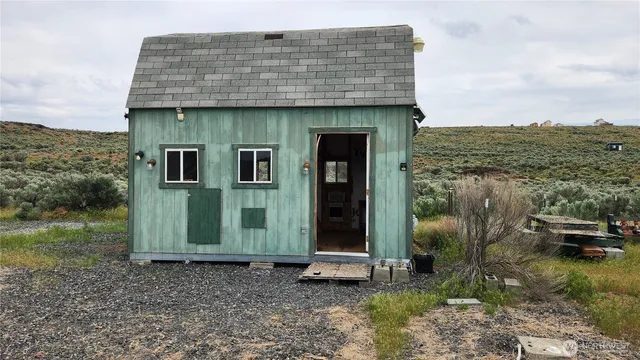 a view of a house with a backyard
