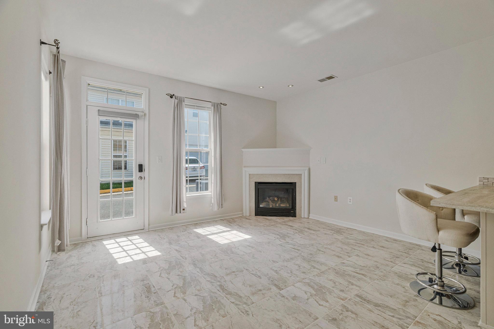 20964 Albion Lane Ashburn, VA 20147 - Photo 11 of 34 Fam room off kitchen