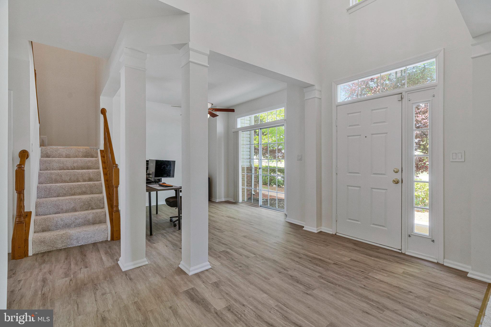 20964 Albion Lane Ashburn, VA 20147 - Photo 4 of 34 2 story Foyer