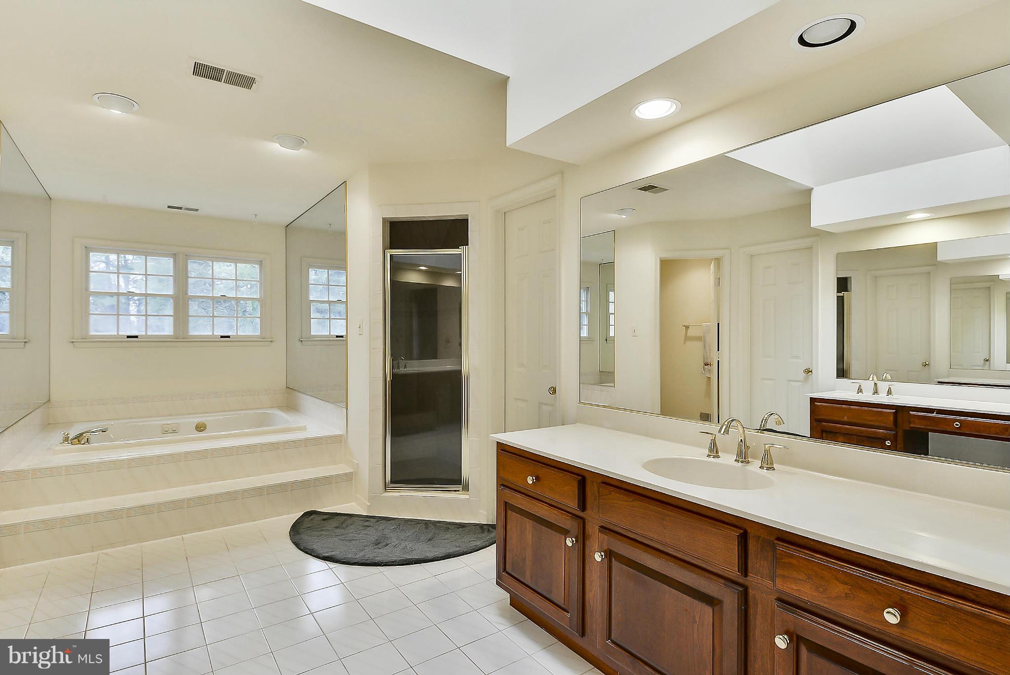 12642 Travilah Road Potomac, MD 20854 - Photo 19 of 29 Bath (Master)