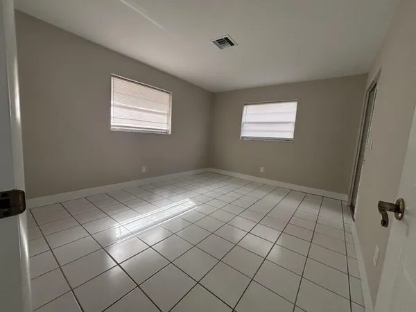 $2,700 | 1160 East 12th Street, Stuart, FL 34996