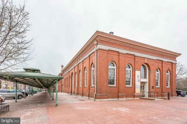 a view of an entryway with a building