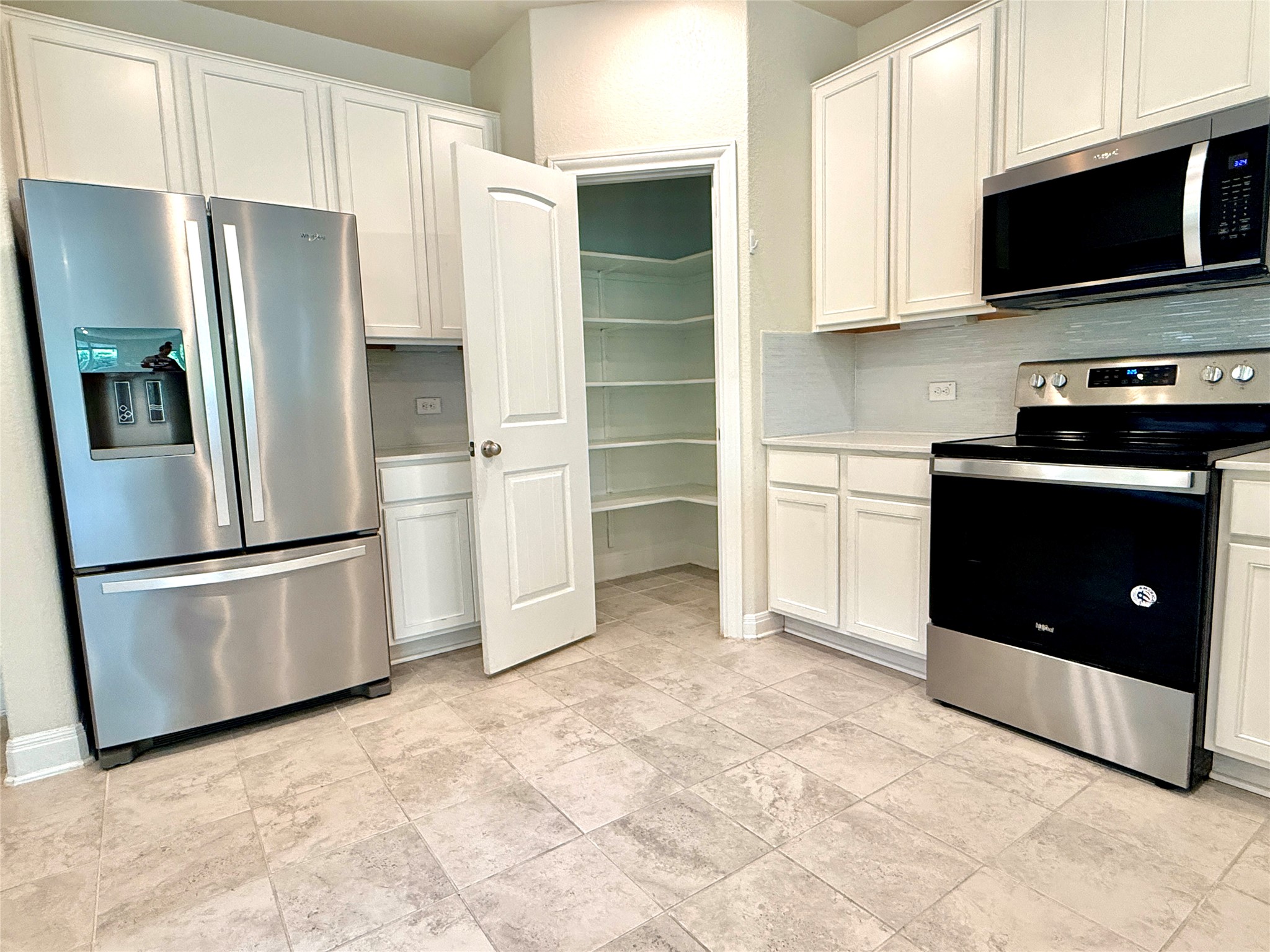 2101 Split Diamond Way, Unit 40 Round Rock, TX 78664 - Photo 4 of 32 A well-equipped kitchen featuring stainless steel appliances and a convenient pantry.
