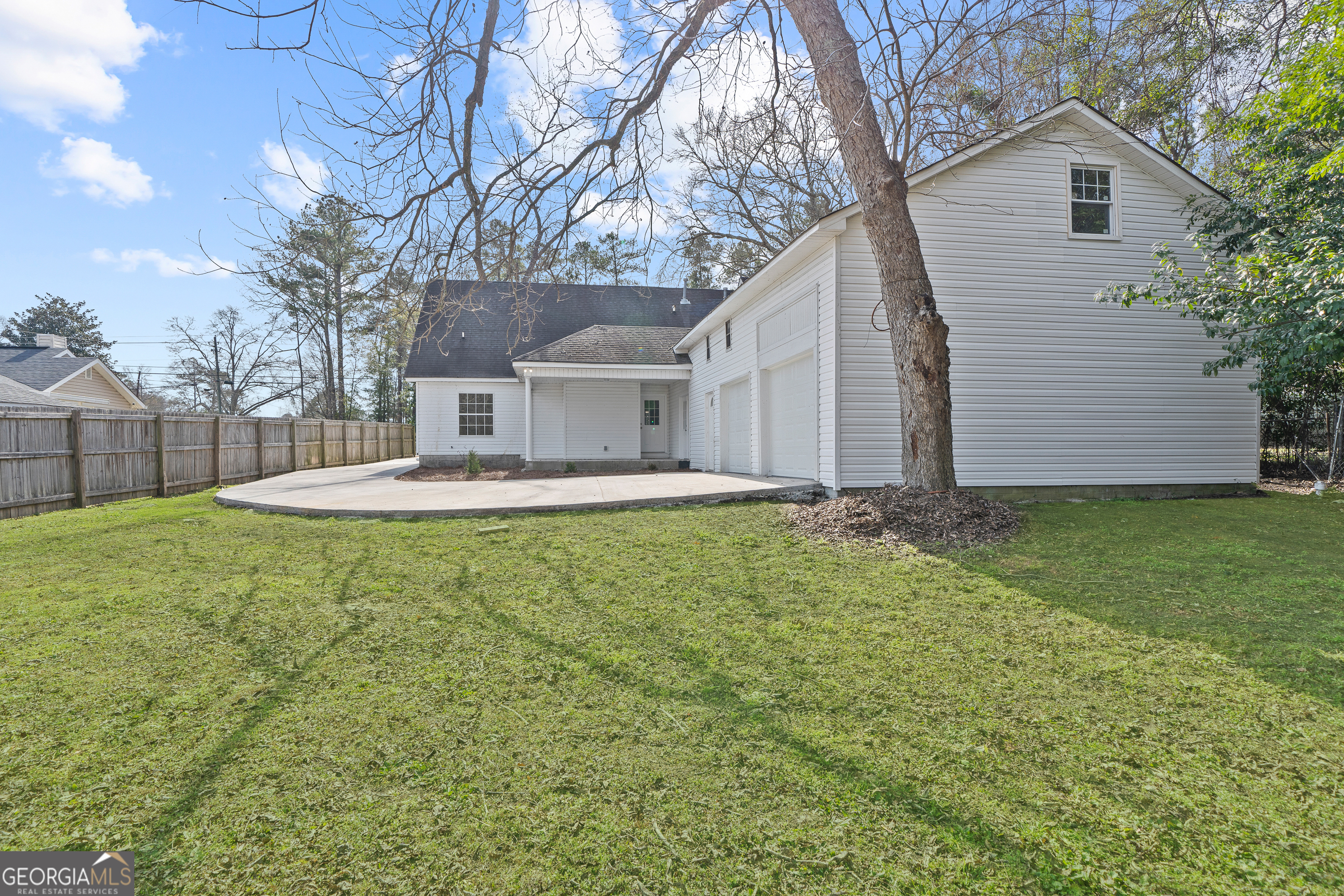 7513 Columbus Road Lizella, GA 31052 - Photo 53 of 54 a front view of house with yard and tress in the background