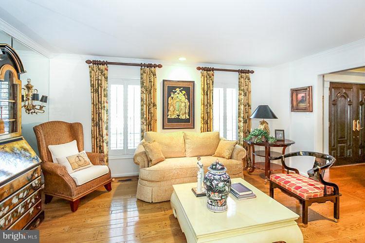 20801 Layton Ridge Drive Gaithersburg, MD 20882 - Photo 4 of 30 a living room with furniture and wooden floor