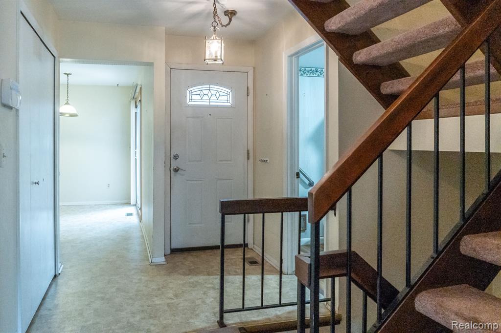 23165 Farmington Road Farmington, MI 48336 - Photo 6 of 31 Gallery Image 6