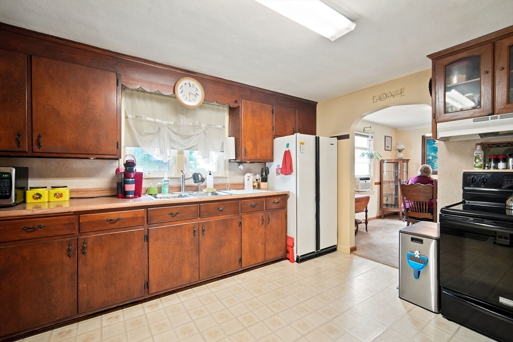 1258 Liberty Street Springfield, MA 01104 - Photo 11 of 32