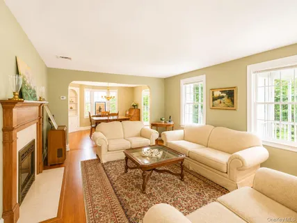 $1,100,000 | 15 Anita Place, Farmingdale, NY 11735