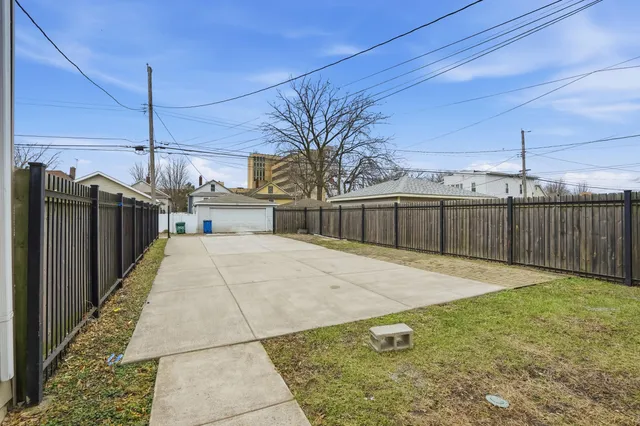 a view of a backyard