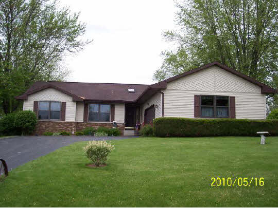 2071 Hillsdown Road Lake Summerset, IL 61019 - Photo 1 of 11 a front view of a house with a garden