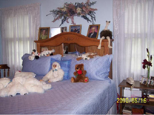 2071 Hillsdown Road Lake Summerset, IL 61019 - Photo 7 of 11 a bedroom with furniture and a lamp