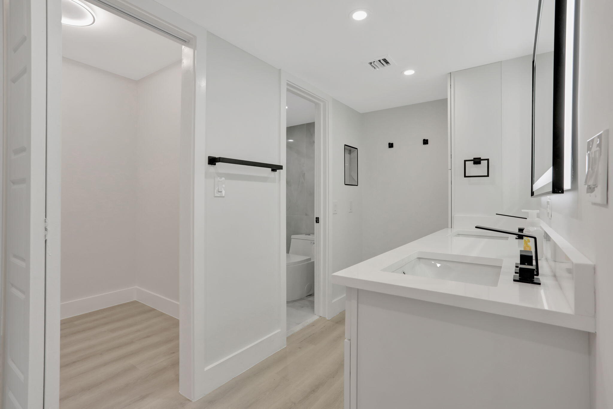 3505 Oaks Way, Unit 204 Pompano Beach, FL 33069 - Photo 16 of 36 Primary Bathroom