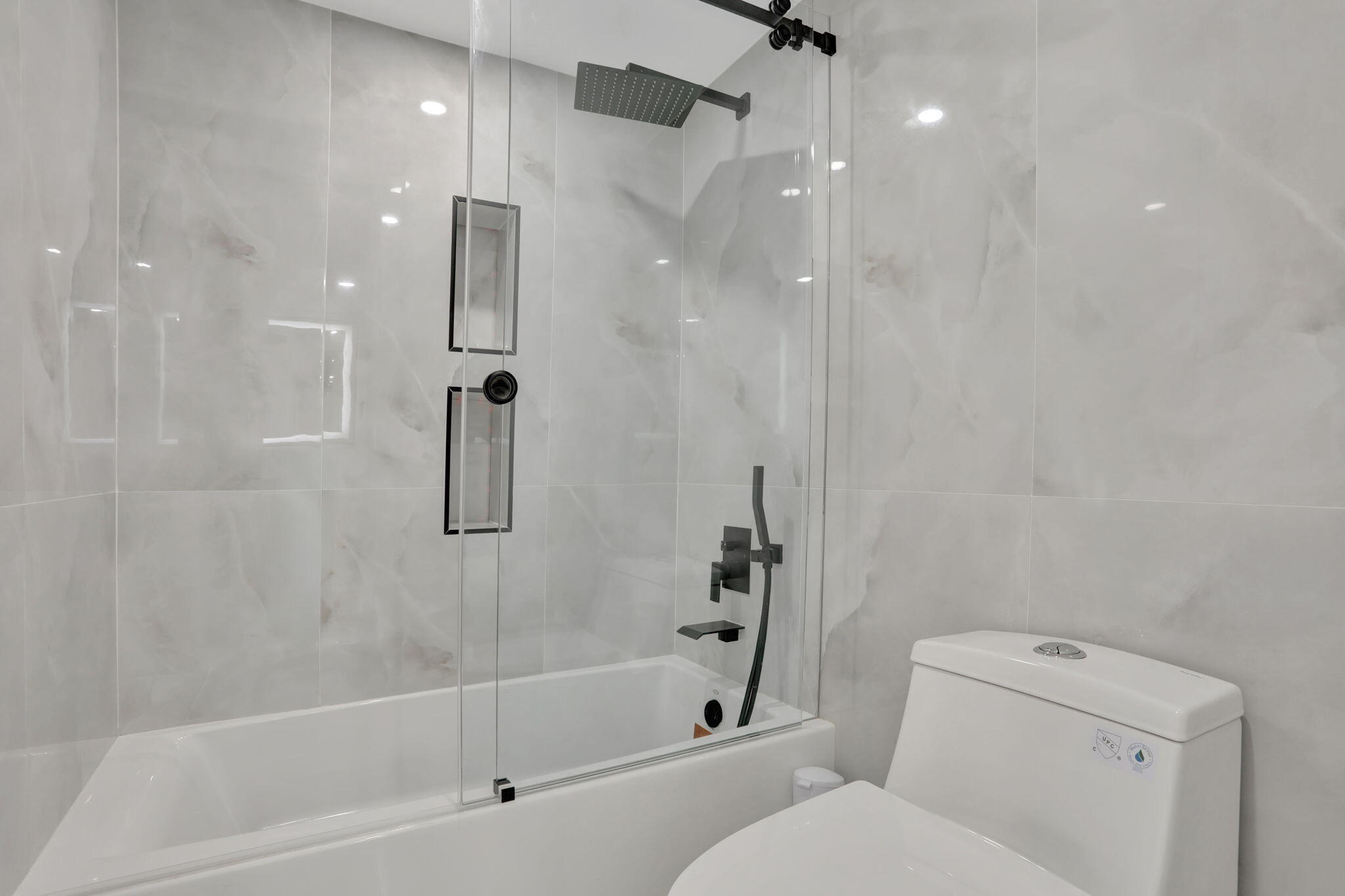 3505 Oaks Way, Unit 204 Pompano Beach, FL 33069 - Photo 18 of 36 Primary Bathroom