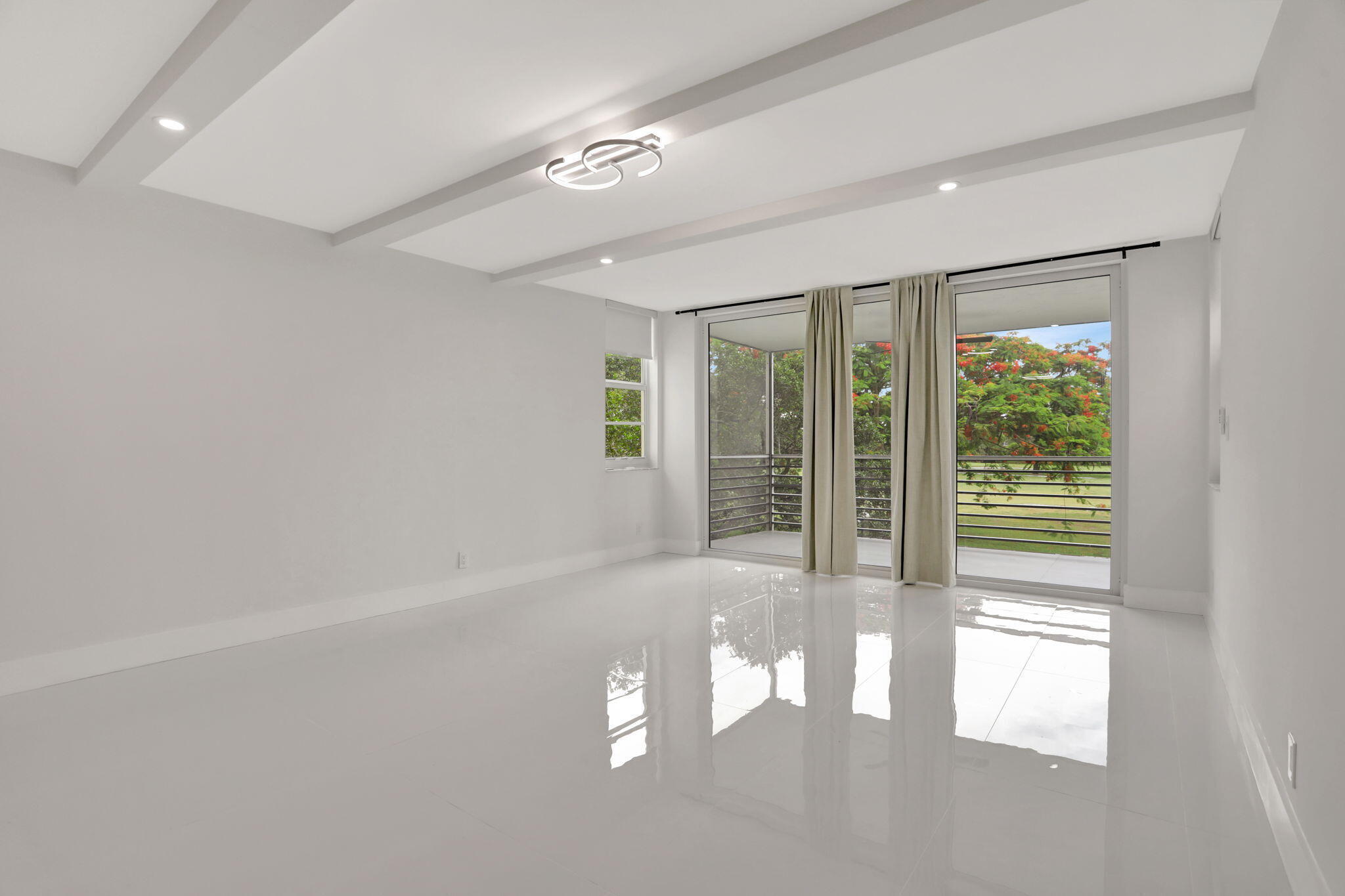 3505 Oaks Way, Unit 204 Pompano Beach, FL 33069 - Photo 2 of 36 Living Room