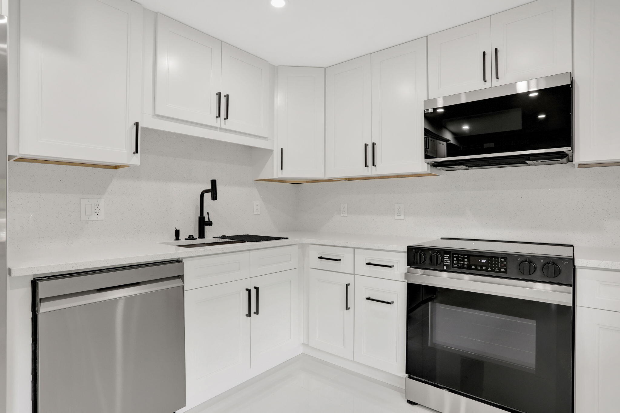 3505 Oaks Way, Unit 204 Pompano Beach, FL 33069 - Photo 9 of 36 Kitchen