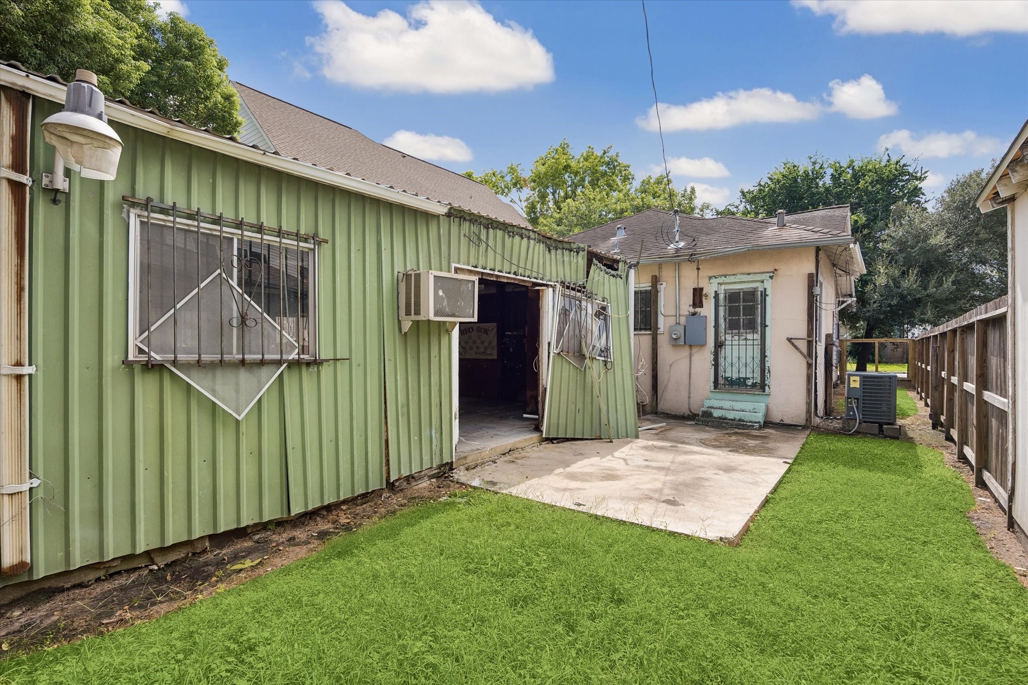 705 Ridge Street Houston, TX 77009 - Photo 4 of 5 An inviting setting for a custom home and a lifestyle connected to the best of the Heights.