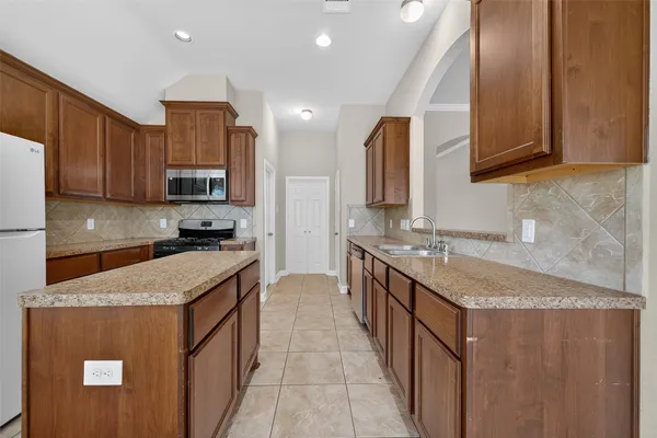 $2,100 | 2000 Water Trace Court, Richmond, TX 77469