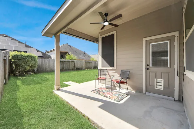 a view of a house with backyard and porch