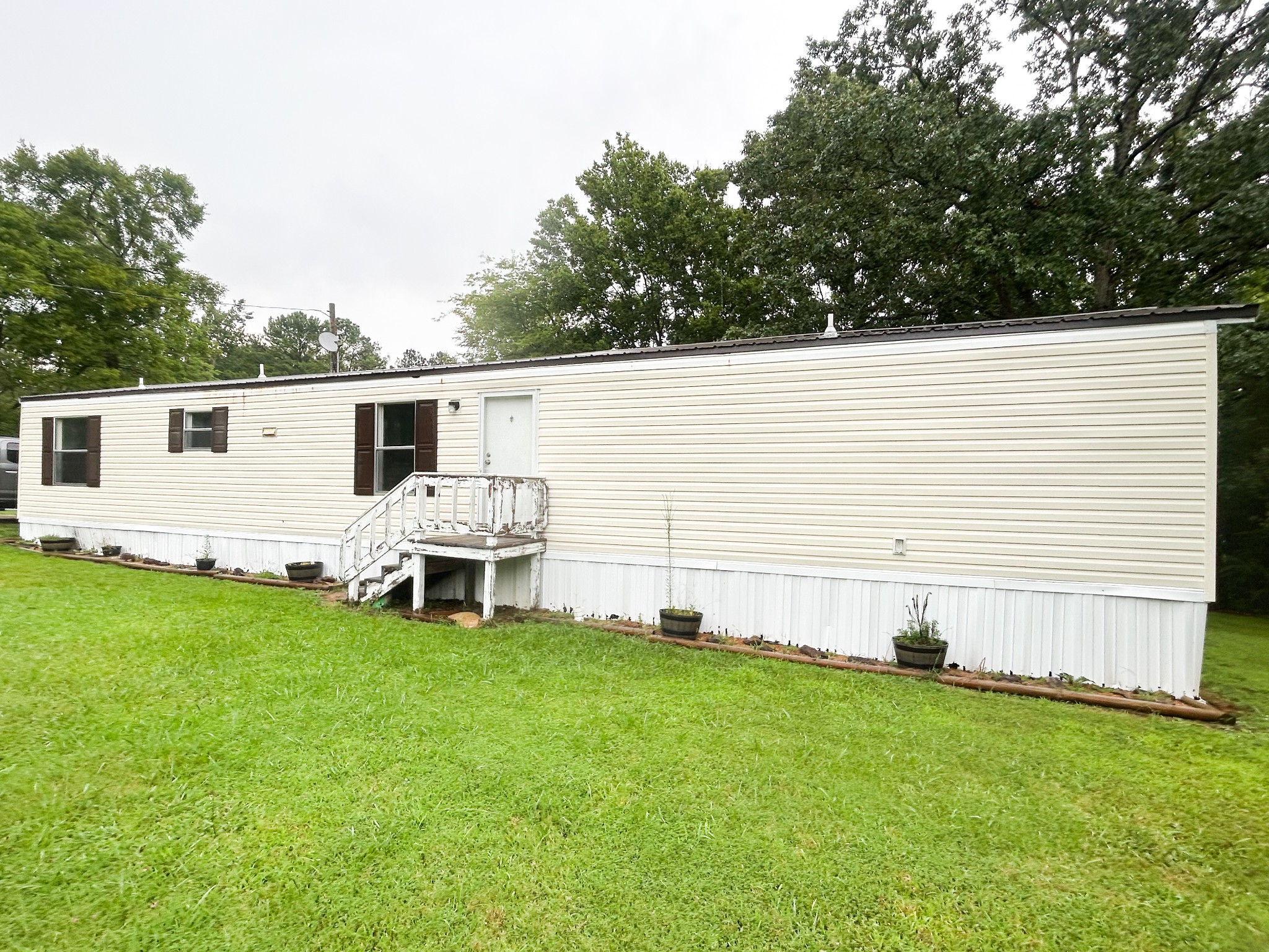 398 2nd Street Big Sandy, TN 38221 - Photo 4 of 26 a backyard of a house with table and chairs