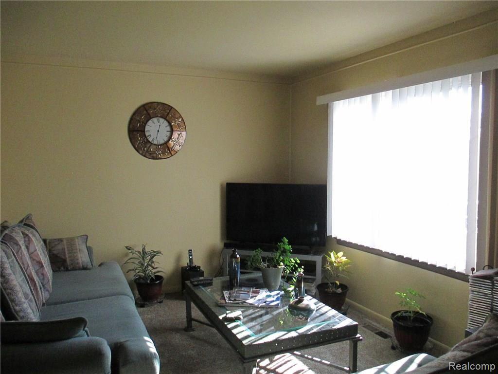 6709 Andersonville Road, Unit E Clarkston, MI 48346 - Photo 12 of 35 Living Room