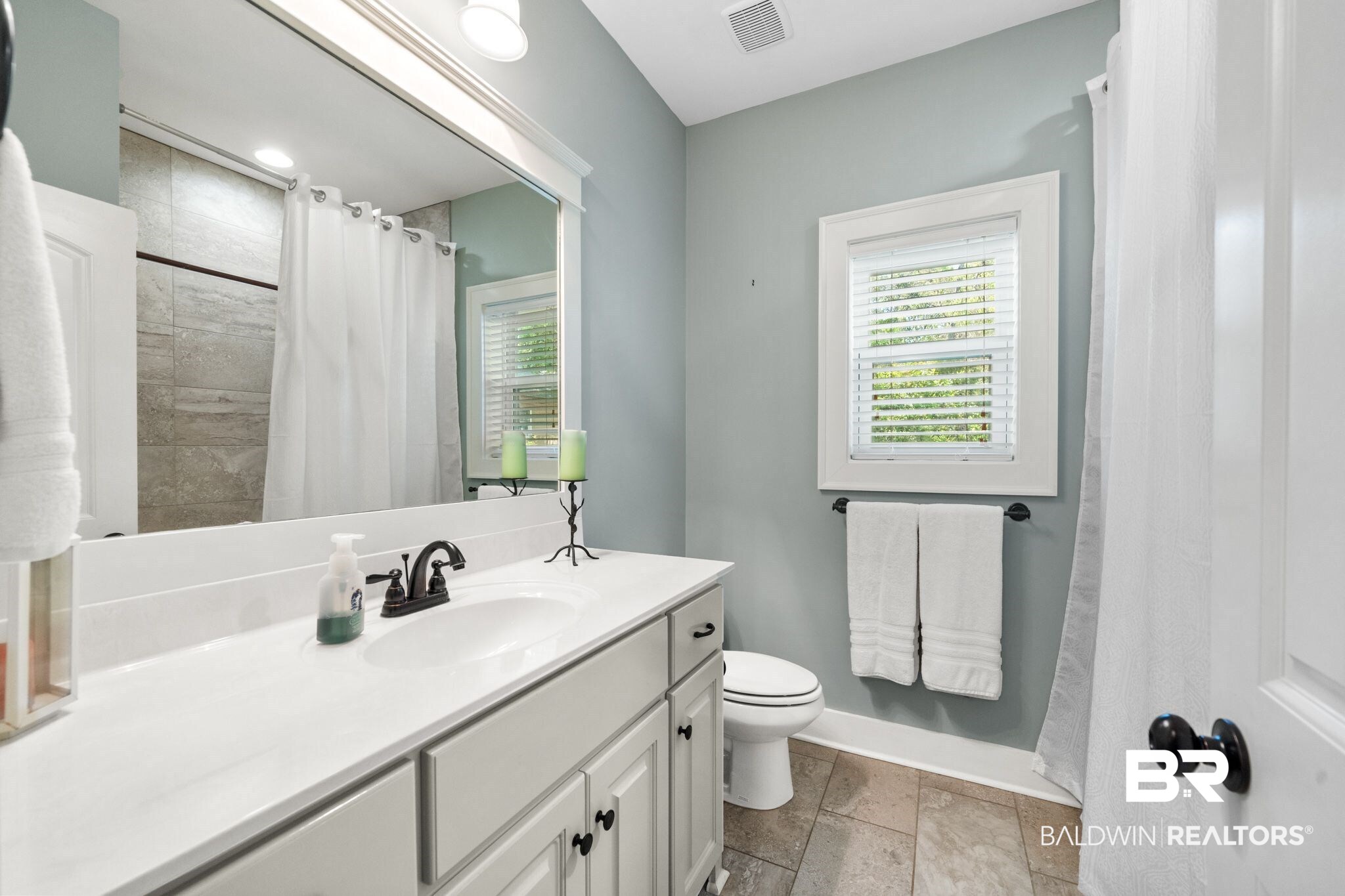 9380 Neumann Drive Elberta, AL 36530 - Photo 35 of 49 Beautiful tile shower/tub combination