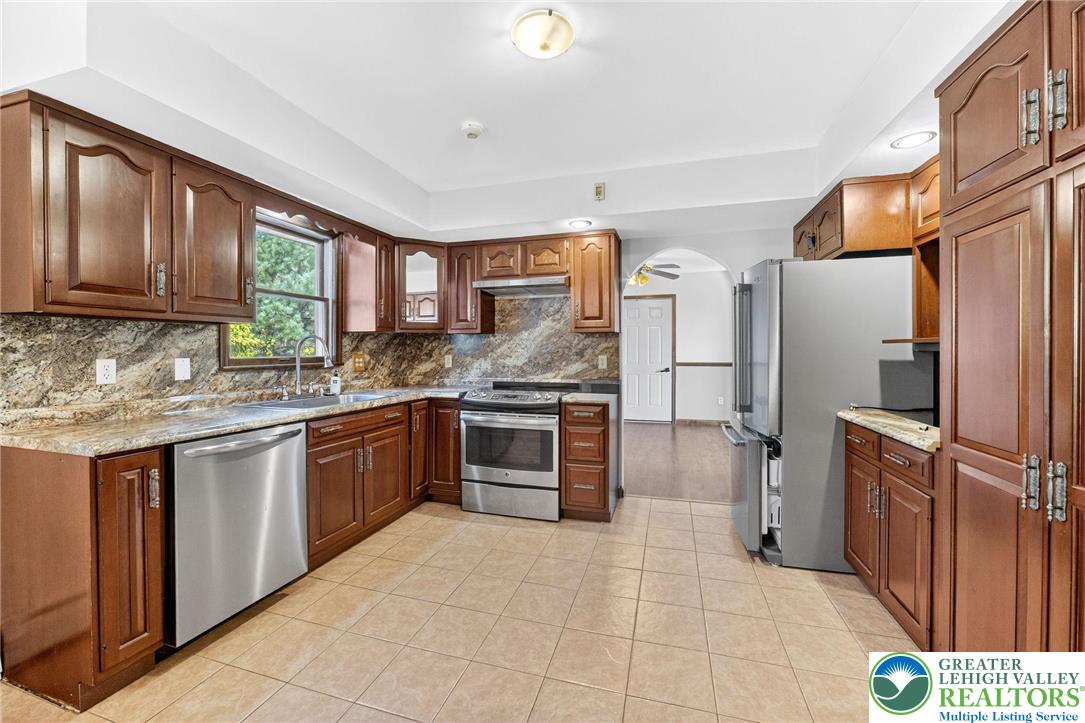 394 Flagstaff Road Lehighton, PA 18235 - Photo 22 of 75 a kitchen with stainless steel appliances granite countertop a refrigerator stove and oven