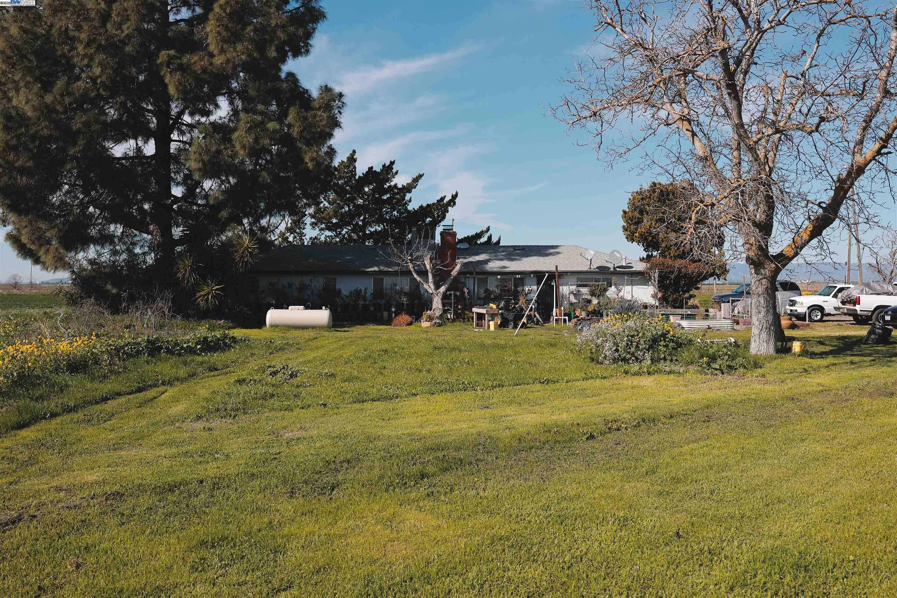 6282 Rio Dixon Road Dixon, CA 95620 - Photo 5 of 8 a view of a house with a yard