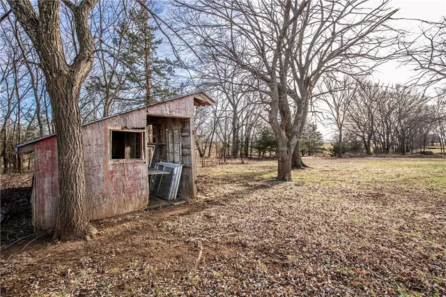 $274,000 | 39635 Pleasant Valley Road, Lane, KS 66042
