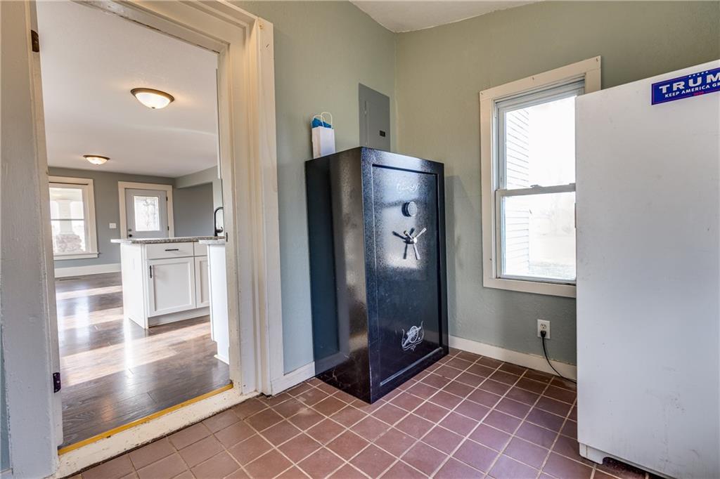 39635 Pleasant Valley Road Lane, KS 66042 - Photo 31 of 49