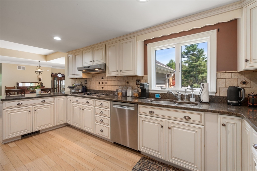 217 Charge Pond Road Wareham, MA 02571 - Photo 4 of 25 Gallery Image 4