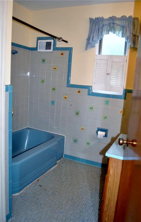 228 Bascom Avenue Pittsburgh, PA 15214 - Photo 21 of 24 Nice sized bright bathroom with linen closet and tile!