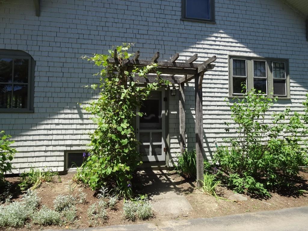 Lovely gardens and charming details...