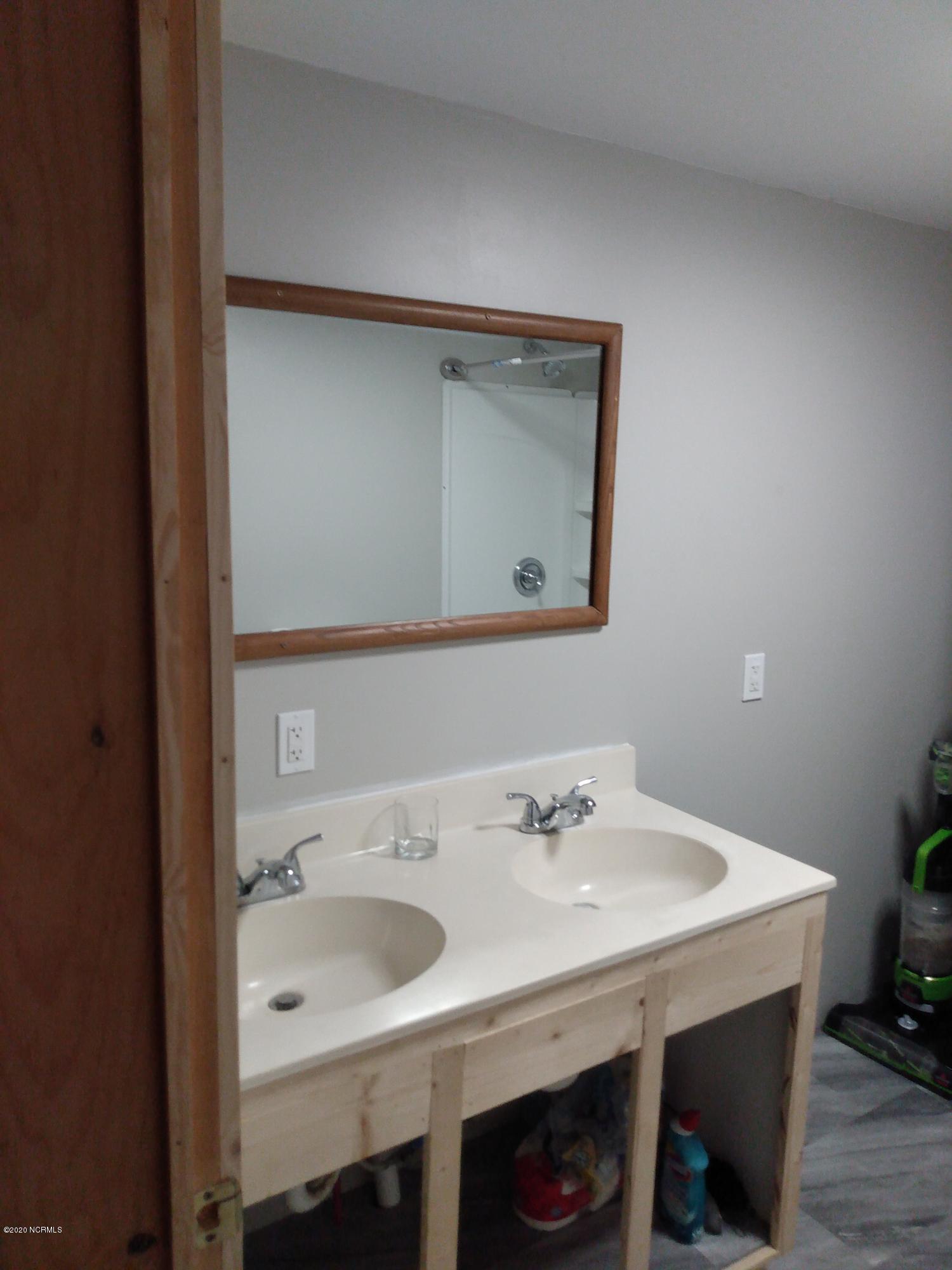 15 Harvey Road Washington, NC 27889 - Photo 8 of 20 Bathroom