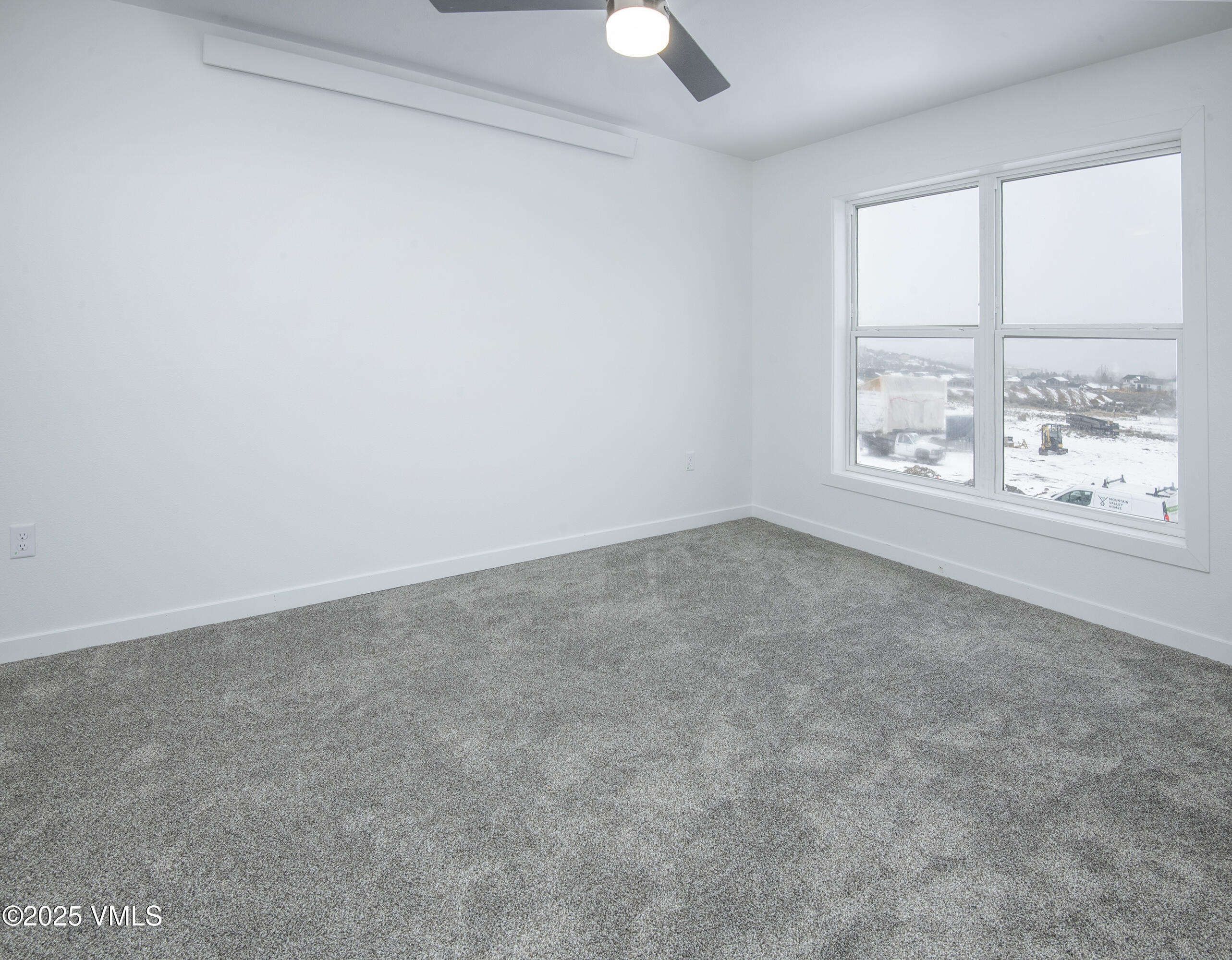 60 Comanche Way Gypsum, CO 81637 - Photo 18 of 46 an empty room with windows and city view