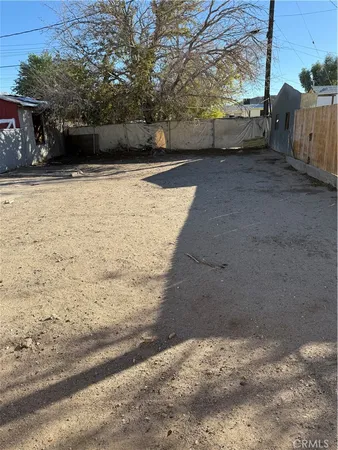 a view of a yard with an empty space