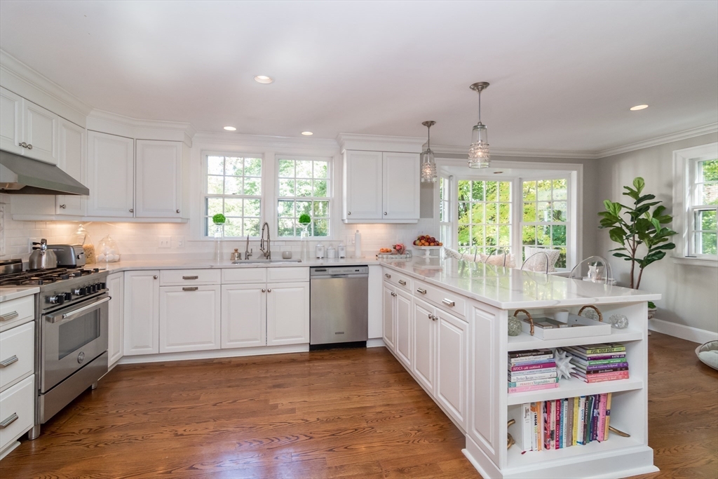 45 Old Colony Road Wellesley, MA 02481 - Photo 4 of 34