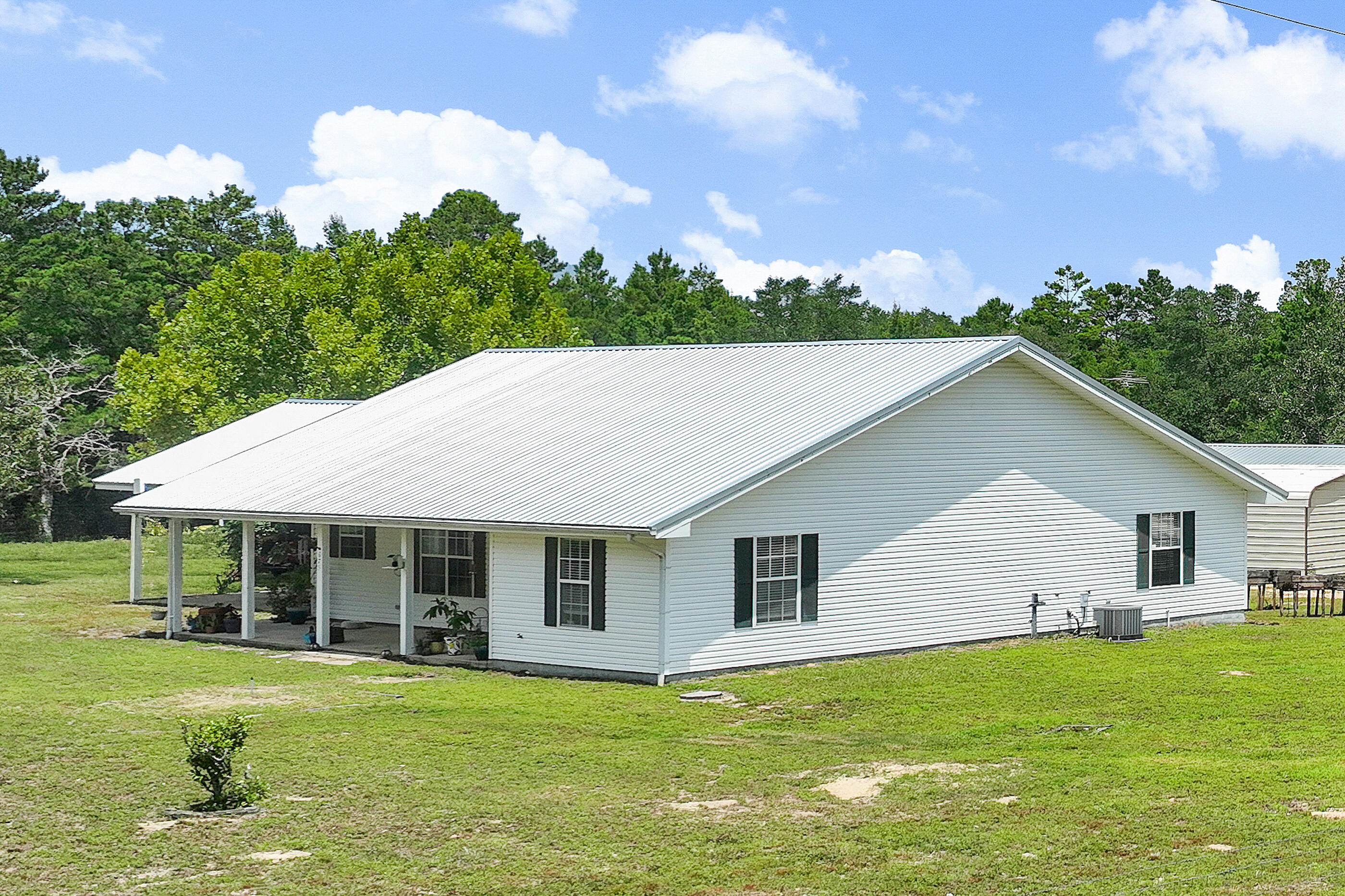 a view of a house with a backyard