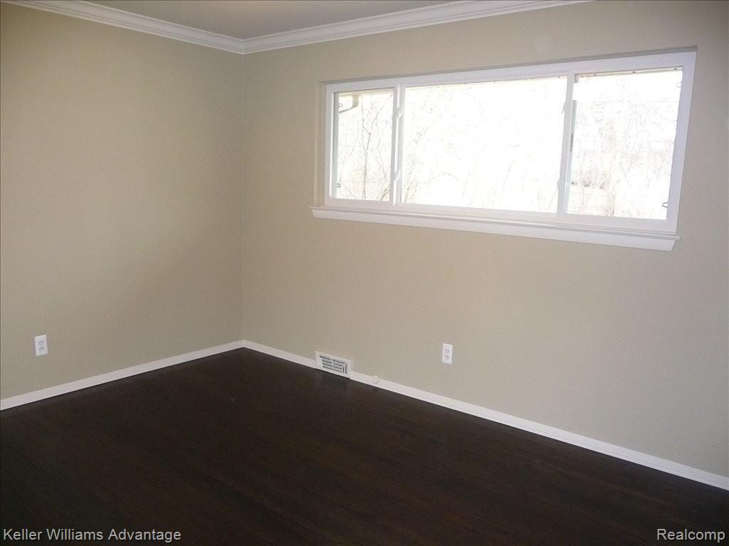 1877 East Maple Road Birmingham, MI 48009 - Photo 12 of 15 P1060069