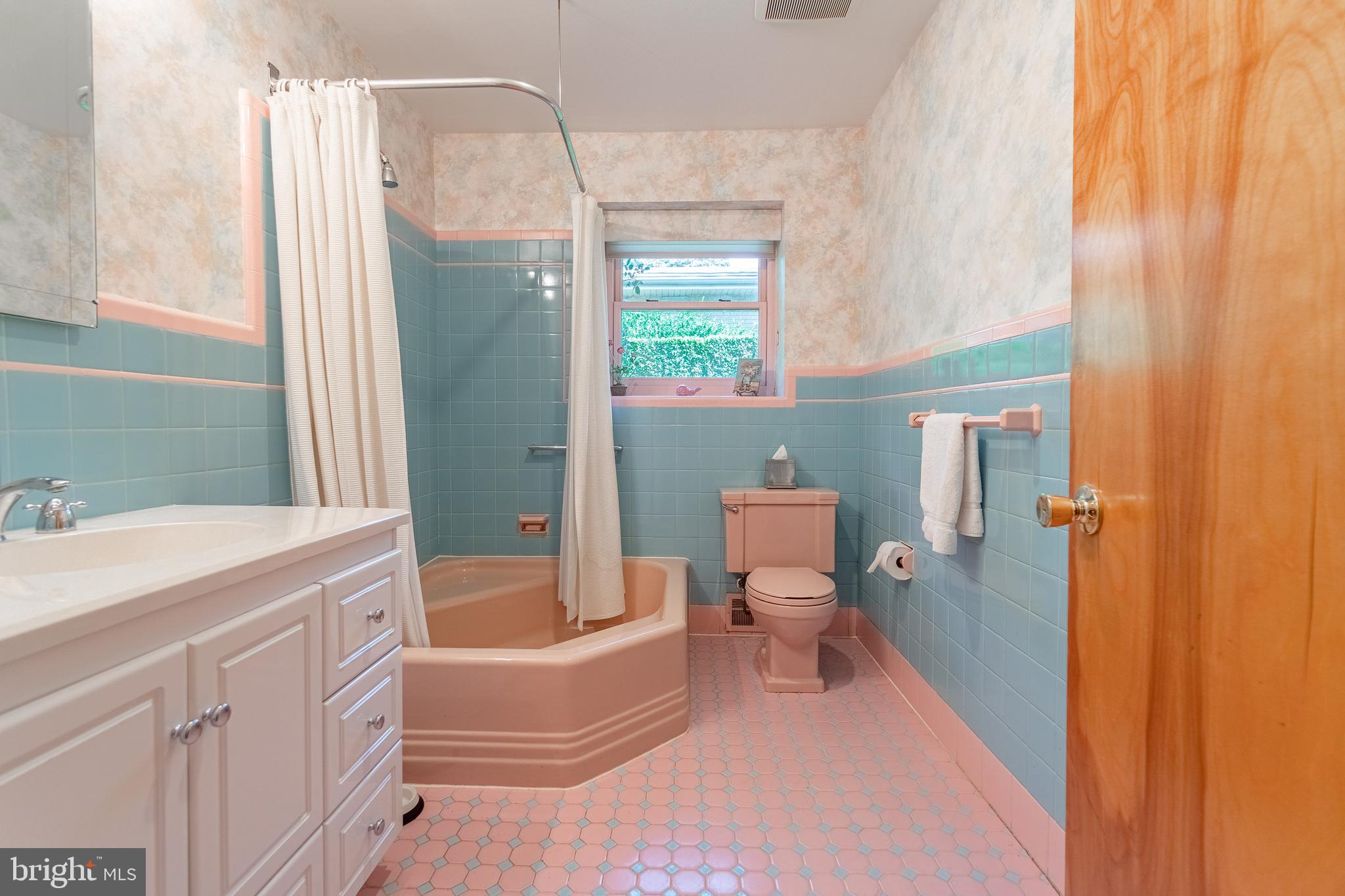 264 Tomkenn Road Wynnewood, PA 19096 - Photo 34 of 47 Hall Full Bathroom