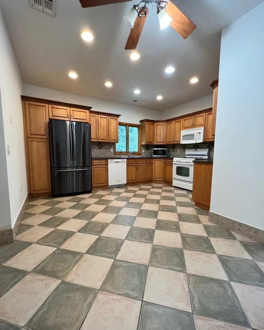 367 Morse Avenue, Unit 2 Ridgefield, NJ 07657 - Photo 4 of 12