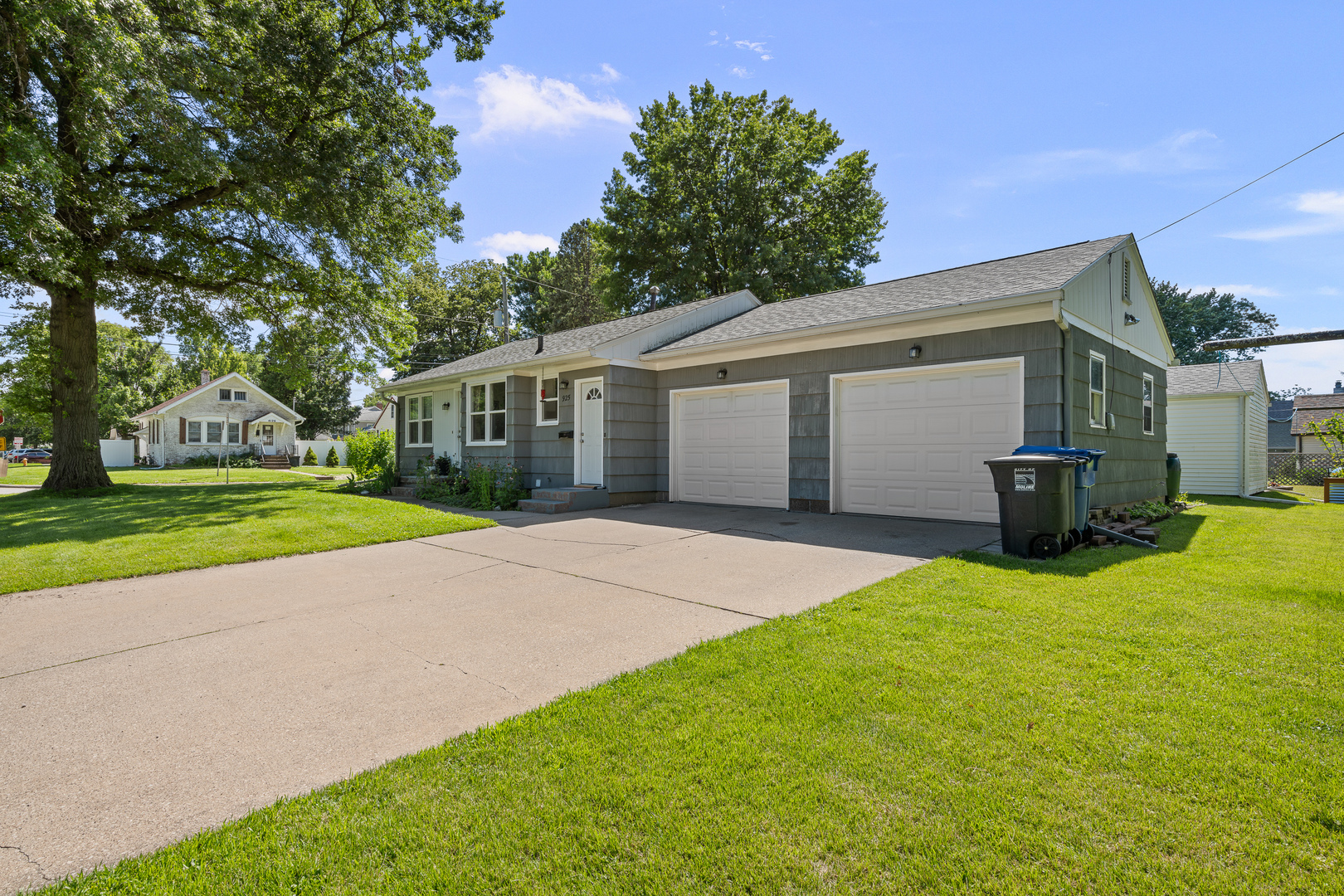 925 42nd Street Moline, IL 61265 - Photo 2 of 31