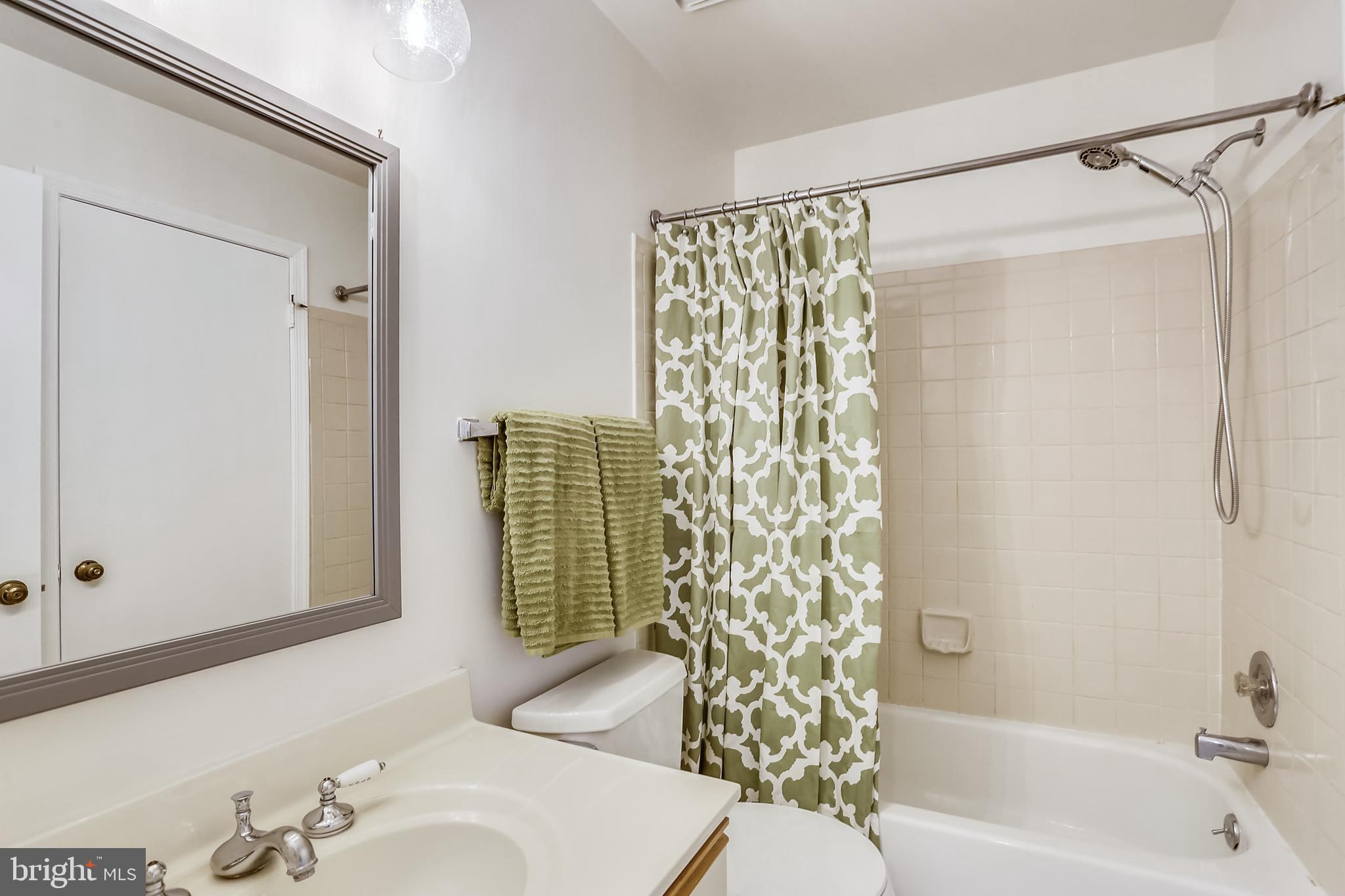 2113 Derby Ridge Lane, Unit 24 Silver Spring, MD 20910 - Photo 16 of 38 Upper level full bath 2