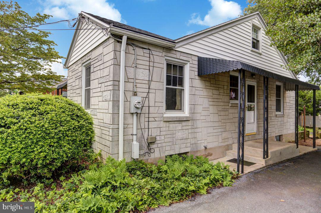 204 Gold Street Reading, PA 19607 - Photo 3 of 29 Side entrance