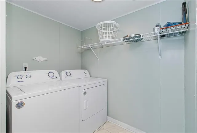 an empty room with ceiling fan and a ceiling fan