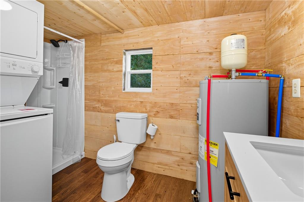 221 McAllister Road Cornelia, GA 30531 - Photo 39 of 58 a bathroom with a toilet and a shower