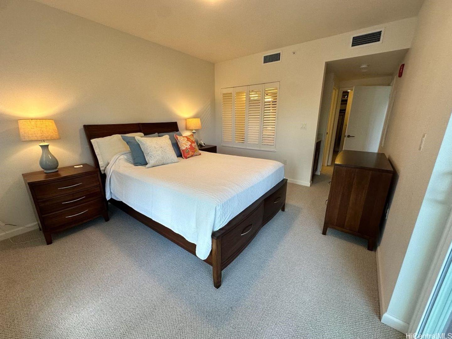 361 Kailua Road, Unit RD8205 Kailua, HI 96734 - Photo 13 of 23 a bedroom with a bed and a couch