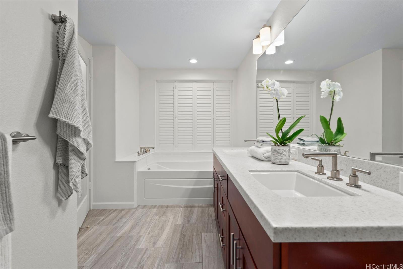 361 Kailua Road, Unit RD8205 Kailua, HI 96734 - Photo 16 of 23 a bathroom with a tub sink and mirror