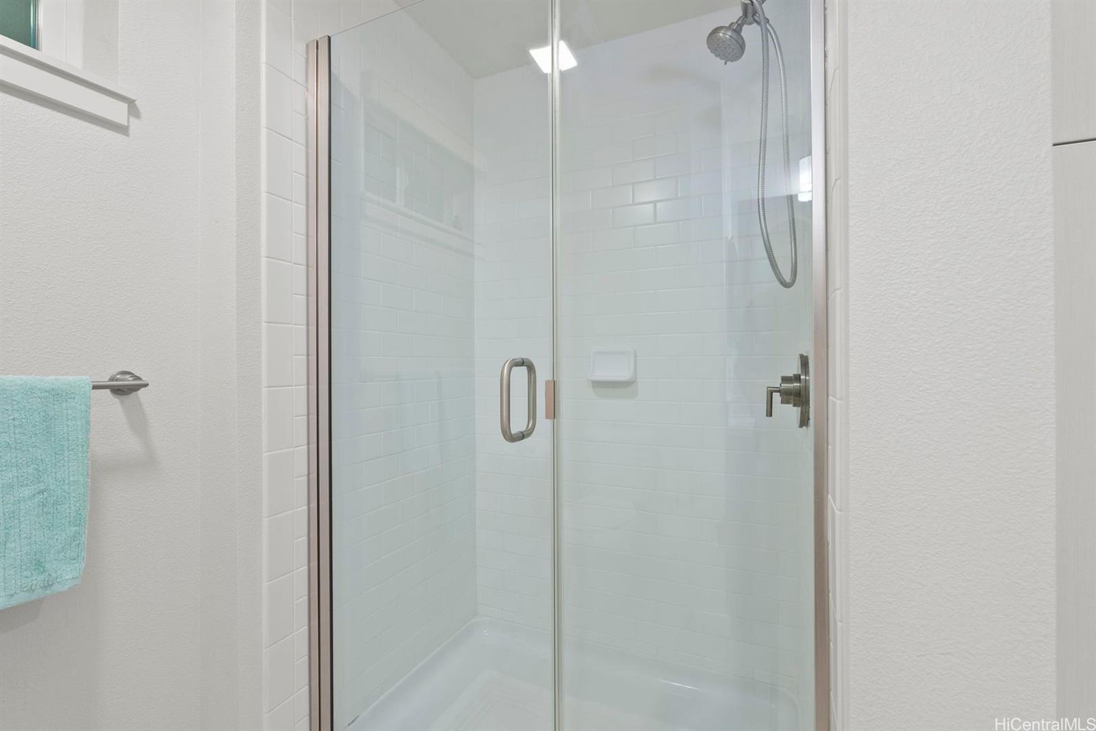 361 Kailua Road, Unit RD8205 Kailua, HI 96734 - Photo 20 of 23 a bathroom with a shower