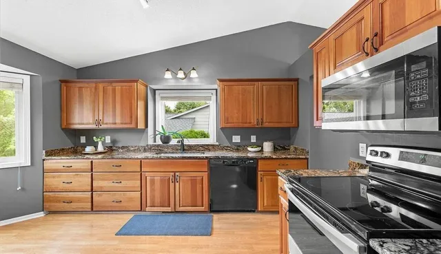 $2,750 | 18890 Barrington Drive, Eden Prairie, MN 55346