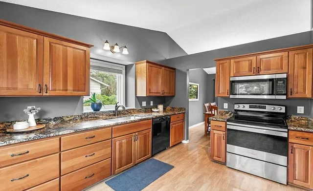 $2,750 | 18890 Barrington Drive, Eden Prairie, MN 55346